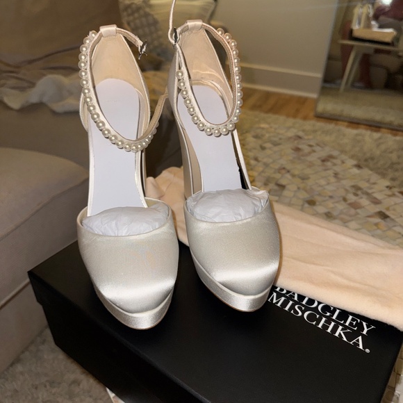 Badgley Mischka - Felixia - Picture 3 of 6